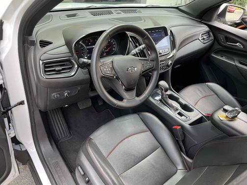 Iridescent Pearl Tricoat 2023 Chevrolet Equinox FWD RS