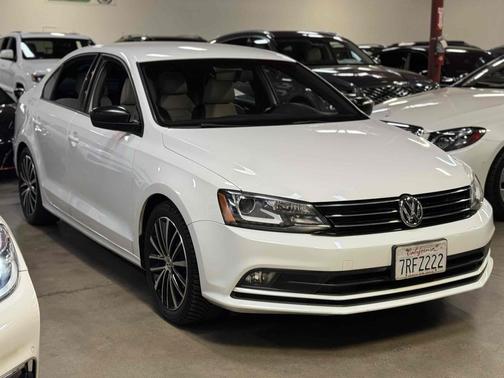 Pure White 2016 Volkswagen Jetta 1.8T Sport