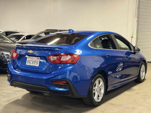 Kinetic Blue Metallic 2017 Chevrolet Cruze LT