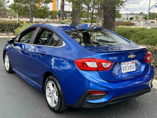 Kinetic Blue Metallic 2017 Chevrolet Cruze LT