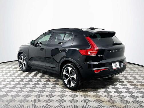 2023 Volvo XC40 B5 Plus Dark Theme