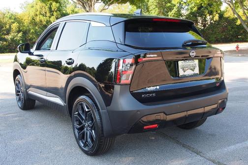 Super Black 2026 Nissan Kicks SR