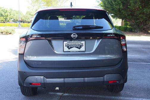 2t Gun Red Roof 2026 Nissan Kicks SV