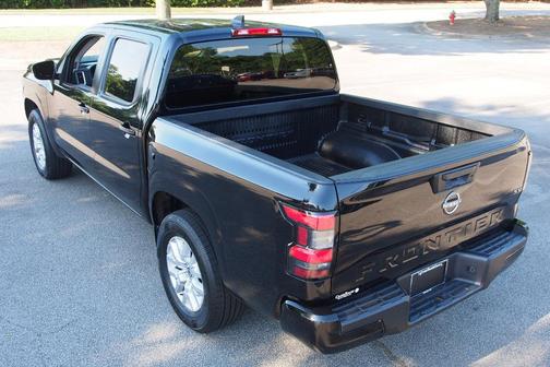 Super Black 2023 Nissan Frontier SV