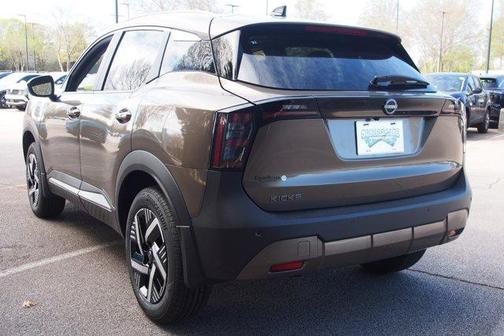 Canyon Bronze M 2026 Nissan Kicks SV