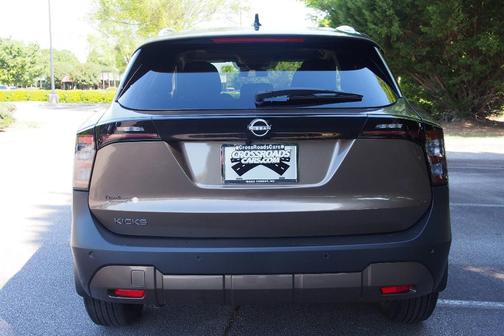 Canyon Bronze M 2026 Nissan Kicks SV