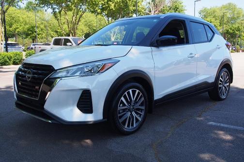 Aspen White / Super Black 2024 Nissan Kicks SV