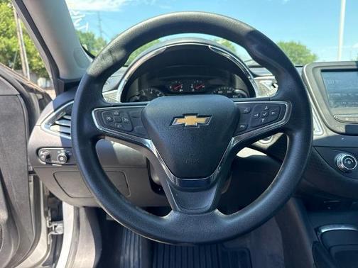 Silver Ice Metallic 2018 Chevrolet Malibu LT W/1LT