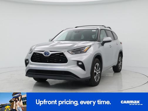 Silver 2023 Toyota Highlander Hybrid XLE