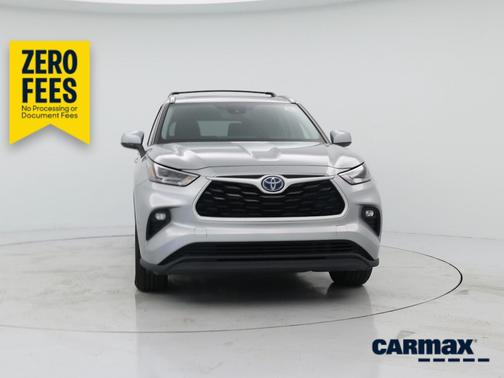 Silver 2023 Toyota Highlander Hybrid XLE