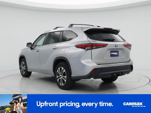 Silver 2023 Toyota Highlander Hybrid XLE