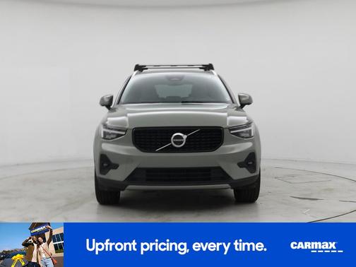 2025 Volvo XC40 B5 Ultra Bright Theme