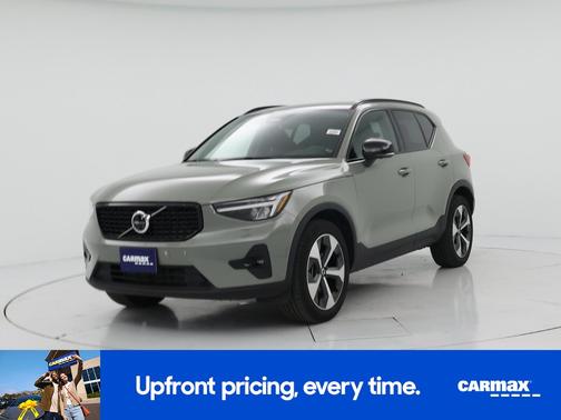 Green 2023 Volvo XC40 B5 Plus Dark Theme