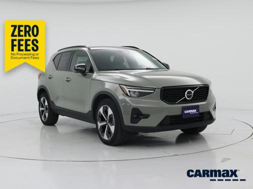 Green 2023 Volvo XC40 B5 Plus Dark Theme