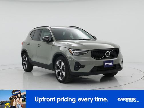 Green 2023 Volvo XC40 B5 Plus Dark Theme
