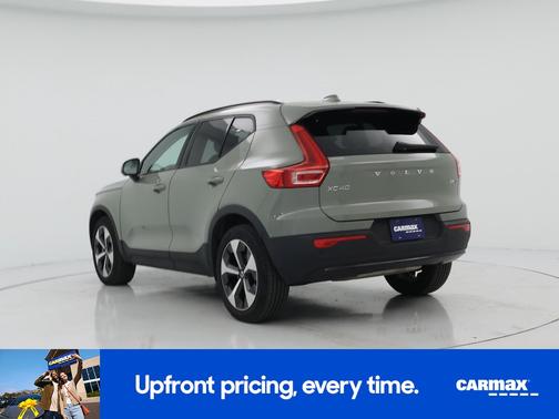 Green 2023 Volvo XC40 B5 Plus Dark Theme