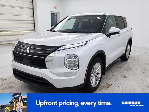 White 2024 Mitsubishi Outlander ES