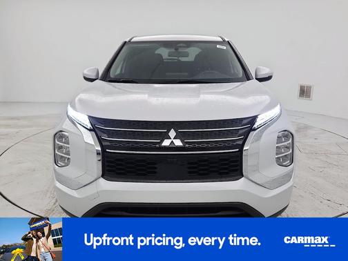 White 2024 Mitsubishi Outlander ES