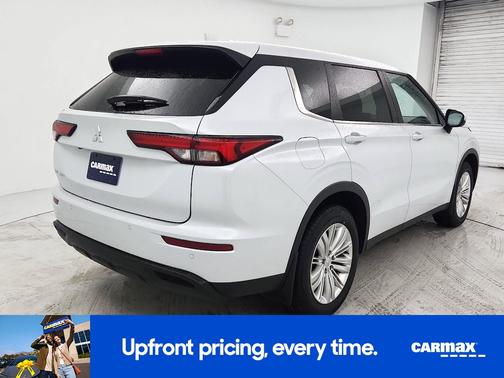 White 2024 Mitsubishi Outlander ES
