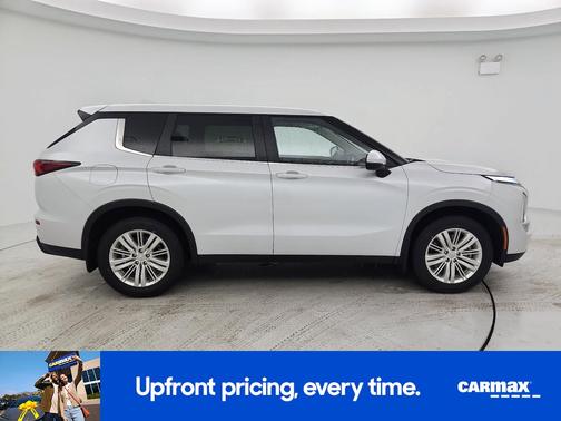 White 2024 Mitsubishi Outlander ES