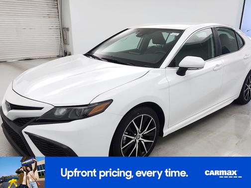 White 2023 Toyota Camry SE