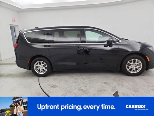 2025 Chrysler Voyager LX