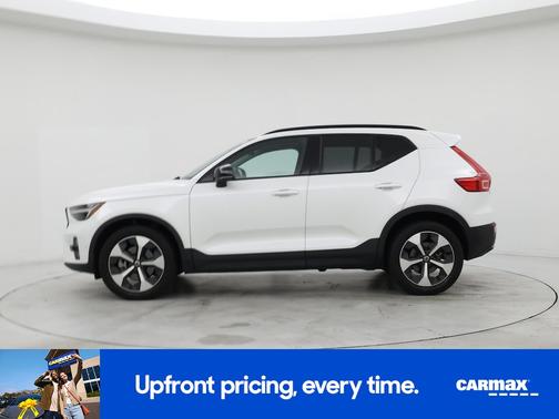 2023 Volvo XC40 B5 Plus Dark Theme
