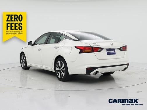 White 2019 Nissan Altima SV