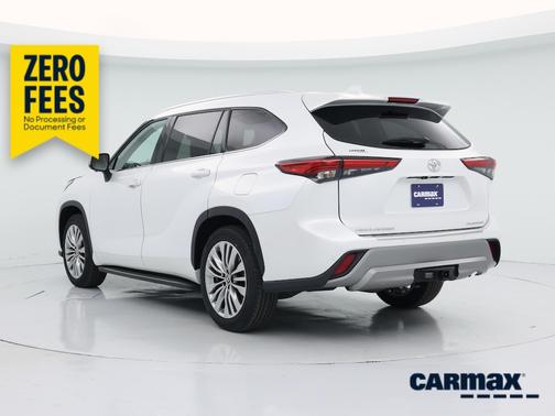 White 2023 Toyota Highlander Platinum
