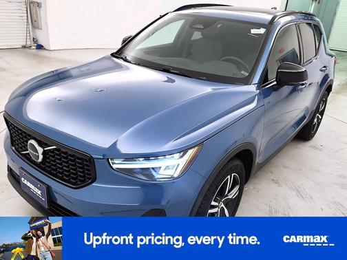 2024 Volvo XC40 B5 Core Dark Theme