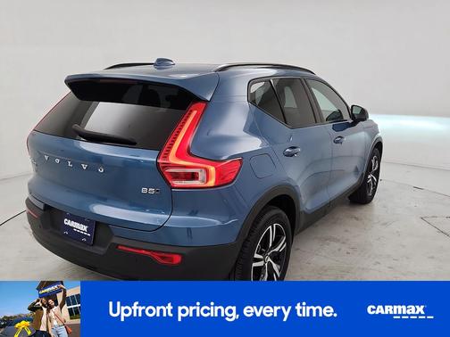 2024 Volvo XC40 B5 Core Dark Theme