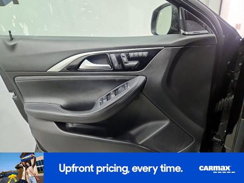 2017 INFINITI QX30 Premium