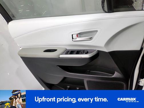 White 2025 Toyota Sienna XLE