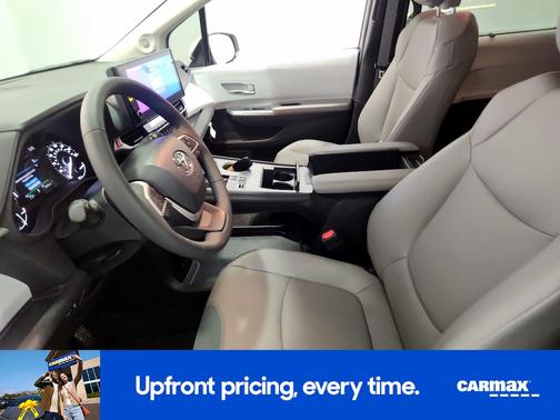 White 2025 Toyota Sienna XLE