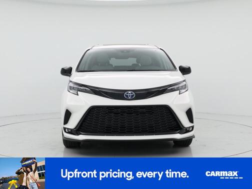 White 2025 Toyota Sienna XSE