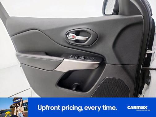 White 2019 Jeep Cherokee Latitude Plus