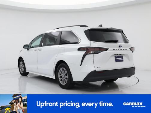 White 2025 Toyota Sienna XLE