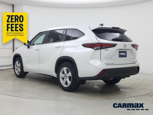 White 2024 Toyota Highlander LE