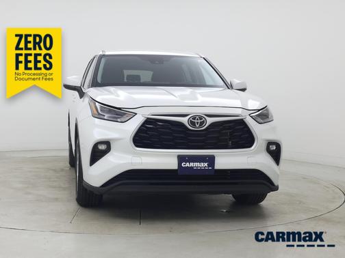 White 2024 Toyota Highlander LE