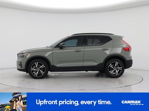 2024 Volvo XC40 B5 Core Dark Theme