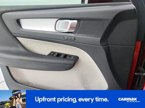 Red 2019 Volvo XC40 T4 Momentum