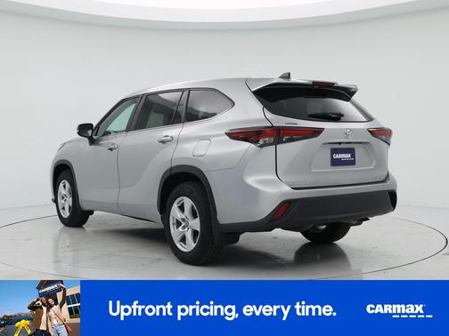 Silver 2024 Toyota Highlander LE