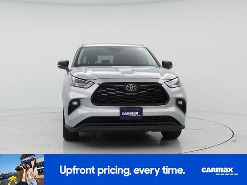 Silver 2024 Toyota Highlander LE