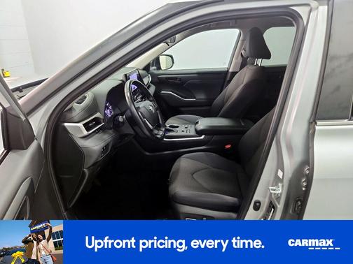 Silver 2024 Toyota Highlander LE