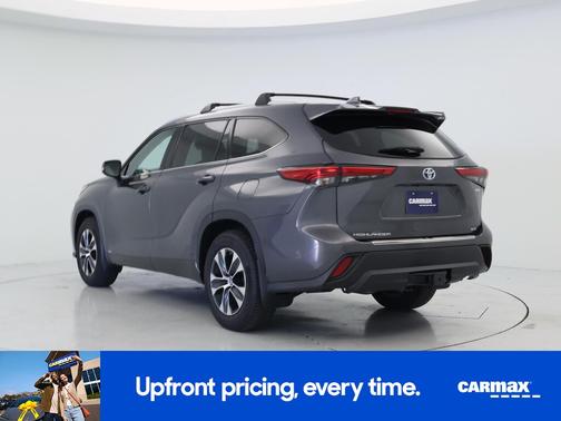 Gray 2022 Toyota Highlander Hybrid XLE