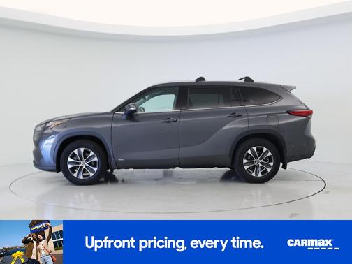 Gray 2022 Toyota Highlander Hybrid XLE