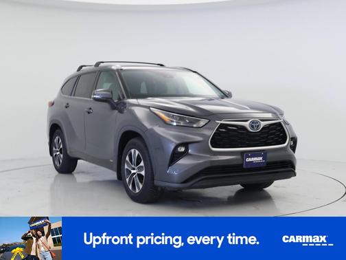 Gray 2022 Toyota Highlander Hybrid XLE