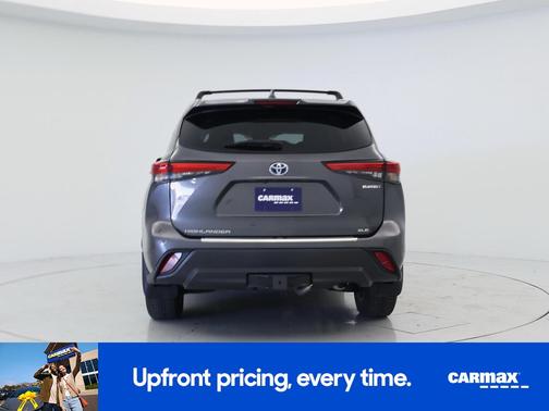Gray 2022 Toyota Highlander Hybrid XLE