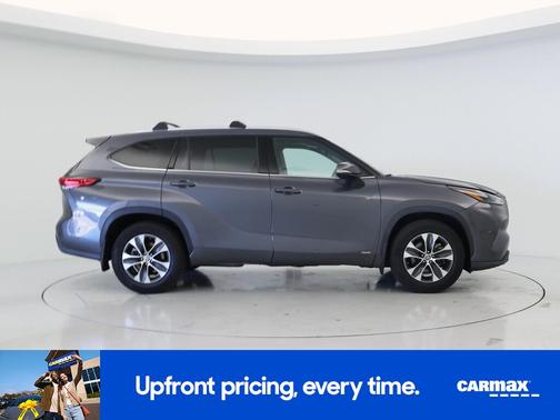 Gray 2022 Toyota Highlander Hybrid XLE