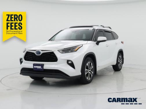 White 2022 Toyota Highlander Hybrid XLE